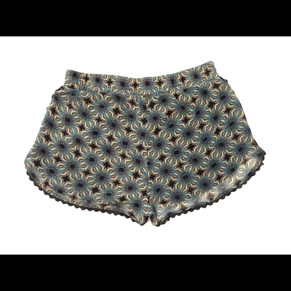 Flowy Dolphins Hem Shorts - Picture 3 of 3